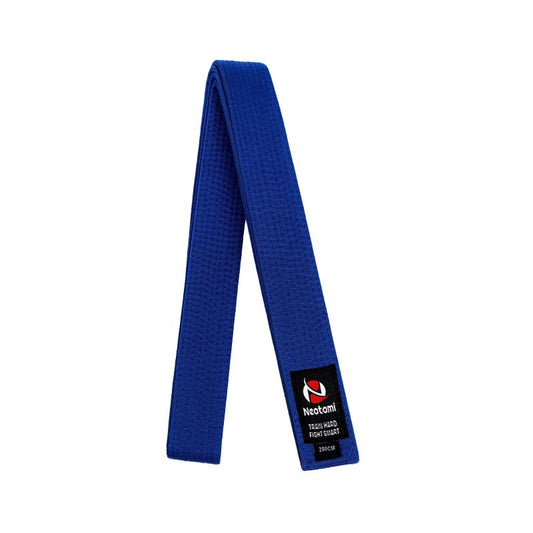 Blauer Wettkampfgürtel für Judo Karate und Ju Jutsu gerade gelegt mit Neatami Logo auf weißem Hintergrund