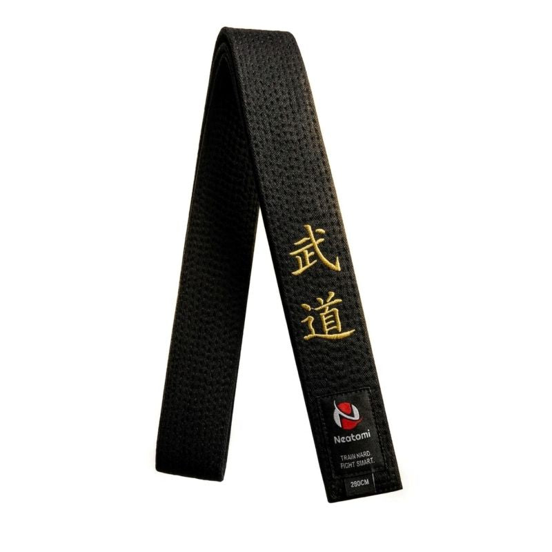 Schwarzer Budogürtel mit goldener Budō Stickerei für Karate Judo und Ju Jutsu Premium Schwarzgurt auf weißem Hintergrund