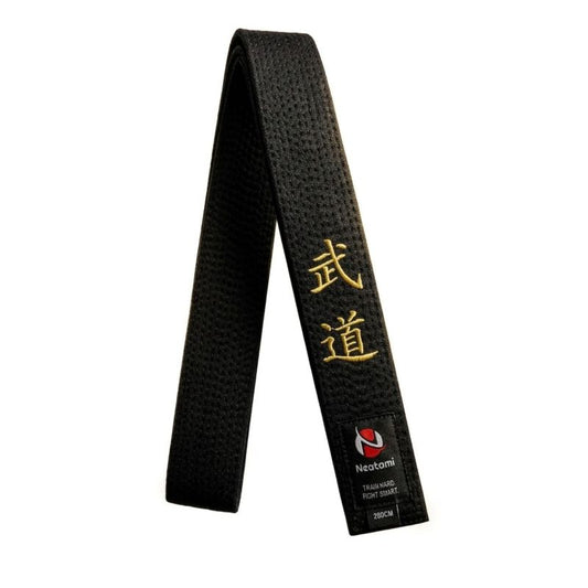 Schwarzer Budogürtel mit goldener Budō Stickerei für Karate Judo und Ju Jutsu Premium Schwarzgurt auf weißem Hintergrund